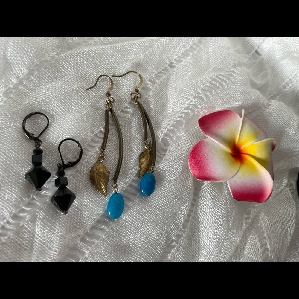 2 pairs - Black bicone beads lever back dangling, Copper tone curve bar